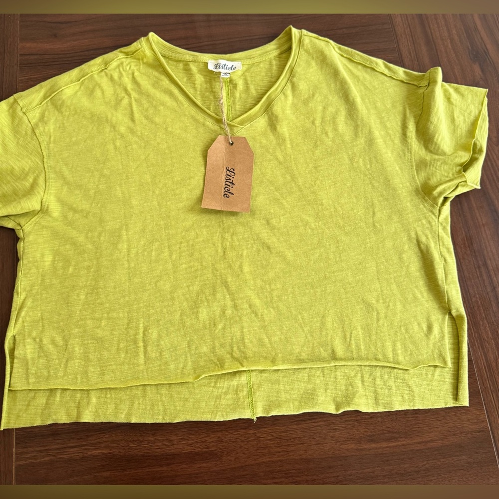 NWT Listicle women short-sleeved V-neck lemon grass colored t-shirt size L